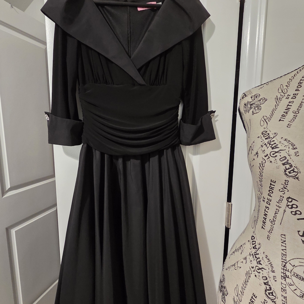 Eliza J Black V-Neck Ruched Waist Midi Dress with Wide Collar